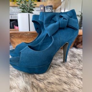 Teal heels with bow- sz 9